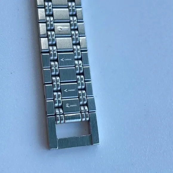 Gucci 3000L Gold & Silver Two-Tone Women’s Watch – Date – 26mm Quartz – 5.5” - Picture 6 of 10